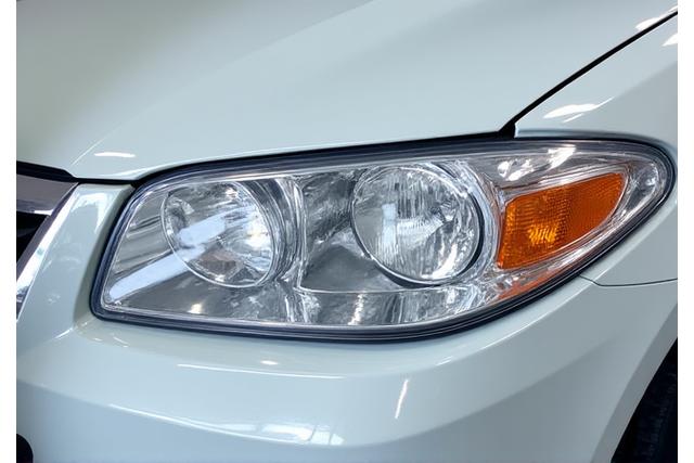 ピカピカに磨かれた車のヘッドライト